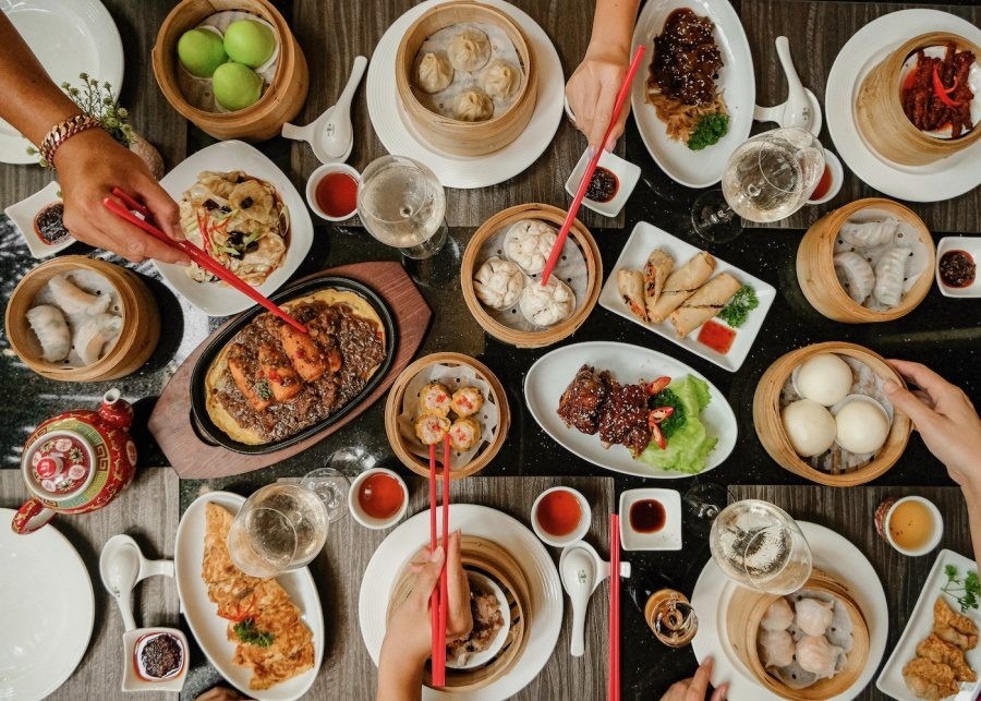 يوجد في الحي الصيني في ماليزيا، عدد من المطاعم الصينية الشهيرة، بعض هذه المطاعم تمتاز بديكورها الصغير وأسعارها المنخفضة، في حين توجد مطاعم فخمة وغالية، ستلاحظ عند الوصول إلى الحي وجود الكثير من الباعة المتجولين، هناك أيضًا بعض المطاعم الأوروبية لمن لا يرغبون في تناول الطعام الصيني.  إذا كنت تريد تجربة الطعام الصيني، ننصحك بأن تتناول الأطعمة بنكهة الكاري أو المأكولات البحرية أو النودلز، من الرائع تناول هذه الأطعمة بالأواني الفخارية.