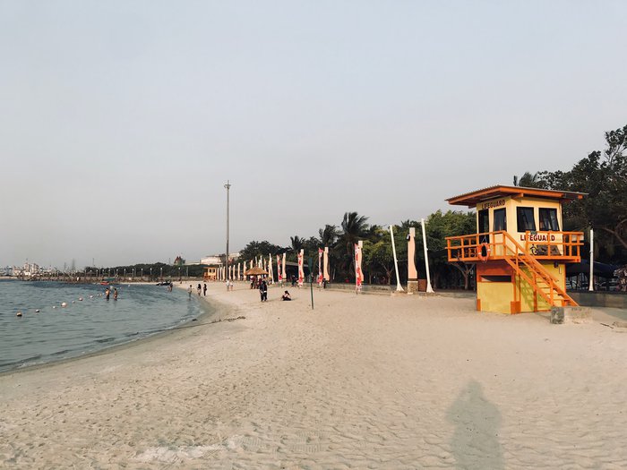 لو كنت عاشقاً للحياة الشاطئية الترفيهية؛ فلا تفوت زيارة شاطئ انكول الخلاب، والذي يعد من أجمل الشواطئ القريبة من جاكرتا. سيمنحك الشاطئ يوماً كاملاً من المرح والمتعة، وسط أجمل المناظر الطبيعية، وحوله العديد من المطاعم، ومراكز التسوق، والمتنزهات.  شاطئ انكول يتمتع بموقع متميز بالقرب من أهم الأماكن الترفيهية في جاكرتا، وأبرزها ملاهي فانتازيا، وعالم بحار سي ورلد، بالإضافة إلى الأنشطة الترفيهية التي يقدمها لرواده، من ألعاب شاطئية مميزة وغيرها الكثير؛ التي جعلت من شاطئ انكول من أهم وجهات السياحة في جاكرتا على مدار العام، وليس صيفاً فقط.