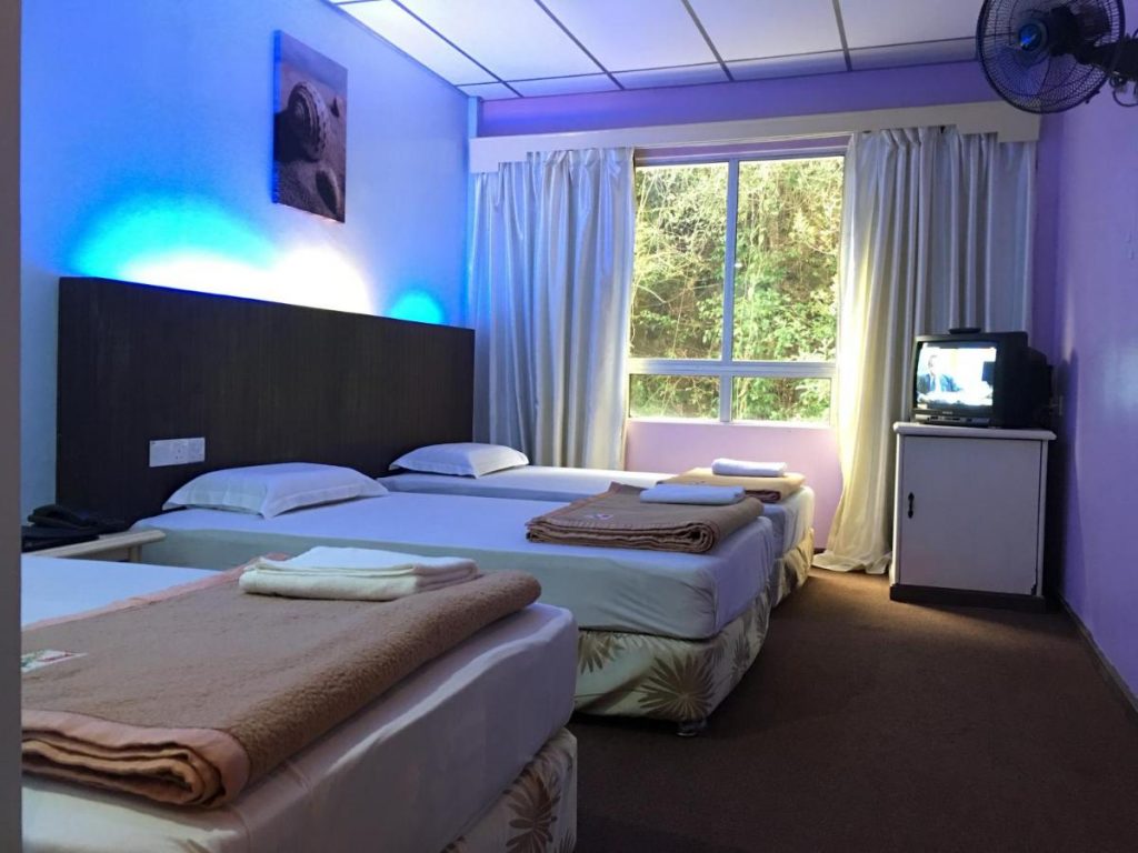 يتمتع فندق Hsiang Garden بموقع مركزي في سانداكان، ويوفر غرف ضيوف ومطعم يقدم الأطباق المحلية. وتتوفر نقاط اتصال واي فاي مجانية ومواقف عامة مجانية للسيارات.  ويبعد مسافة 2.3 كم عن مدينة St. Michael and All Angels' Church. يقع Agnes Keith House ومول Gentingmas ومول Harbour Mall Sandakan على بعد 2.5 كم، في حين يقع Agnes Keith House على بعد 2.9 كم من فندق Hsiang Garden. ويقع متحف التراث سانداكان على بعد 2.7 كم من مكان الإقامة، ويقع مطار سانداكان على بعد 13 كم.  تم تجهيز الغرف في Hsiang Garden بتلفزيون وتكييف. ويشتمل الحمام الخاص على حوض استحمام ودش ولوازم استحمام. كما تتوفر خدمة الغرف.