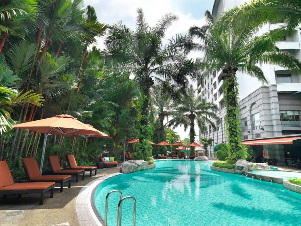 يتصل Sama Sama Hotel KLIA بمطار كوالالمبور الدولي عبر جسر معلق، ويضم مسبح خارجي و3 خيارات لتناول الطعام، كما توفر الغرف والأجنحة الحديثة تكييف هواء وخدمة الواي فاي مجاناً في جميع أنحاء مكان الإقامة هذا، ويمكن للضيوف الاستمتاع بخدمة نقل مجانية بالعربات الصغيرة من وإلى مطار كوالالمبور الدولي.  تتميز الغرف والأجنحة المشرقة بديكورات ذات ألوان برتقالية وتحتوي على تلفزيون بشاشة مسطحة وميني بار، كما يشمل الحمام الداخلي دش ولوازم استحمام مجانية، وتوفر بعض الوحدات إمكانية الدخول إلى الصالة التنفيذية.  يفتح مطعم Degrees على مدار 24 ساعة ويقدم الأطباق العالمية مع أجواء المطبخ ذو المخطط المفتوح، كما يتخصص Traveller’s Bar and Grill بتقديم الكوكتيلات وشرائح اللحم مع الموسيقى الحية، ويقدم Palmz Lobby Lounge مجموعة متنوعة من الوجبات الخفيفة والقهوة/الشاي.  يمكن للضيوف ممارسة التمارين في الجيم أو لعب التنس، ويمكنهم بدلاً من ذلك الاستمتاع بالعلاجات في السبا أو الاسترخاء في الساونا، كما تتوفر خدمة تحويل العملات في الفندق وخدمة تلميع الأحذية مجاناً، ويمكن ترتيب خدمات الاستقبال والترحيب من مطار كوالالمبور الدولي إلى الفندق مقابل تكلفة إضافية.  يقع Sama Sama Hotel KLIA على بعد 6.7 كم من ميتسوي أوتليت بارك كيه إل آي آيه و6 كم من مطار كوالالمبور الدولي 2، كما يبعد مكان الإقامة هذا مسافة 62 كم من كوالالمبور.