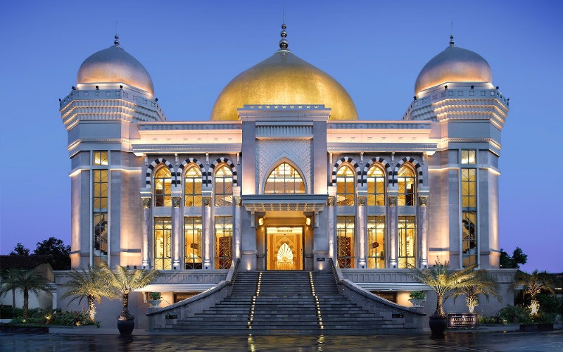 هو من أشهر مساجد باندونج، حيث أنه يتميز بالتصميمات التي توحي بفن العمارة الإسلامية، مع النقوشات والقبب الإسلامية العريقة، فهو من أكثر معالم السياحة في باندونج زيارة، إذ يزوره الكثير من المُسلمين لتأدية فرائض الصلاة والاستمتاع بالروحانيات التي توجد بداخله، وتنتشر به الأضواء الكثيرة التي تُبرز كُل تفاصيله، كما أنهُ مكان نظيف للغاية.  في مسجد اجونج ترانس ستوديو باندونج يتم إلقاء العديد من المُحاضرات الدينية بداخلهُ وسط الهواء النقي القادم من نوافذهُ الكبيرة، أما عن مكان تواجدهُ فهو يوجد جنباً إلى جنب مع المركز التجاري بالمدينة.