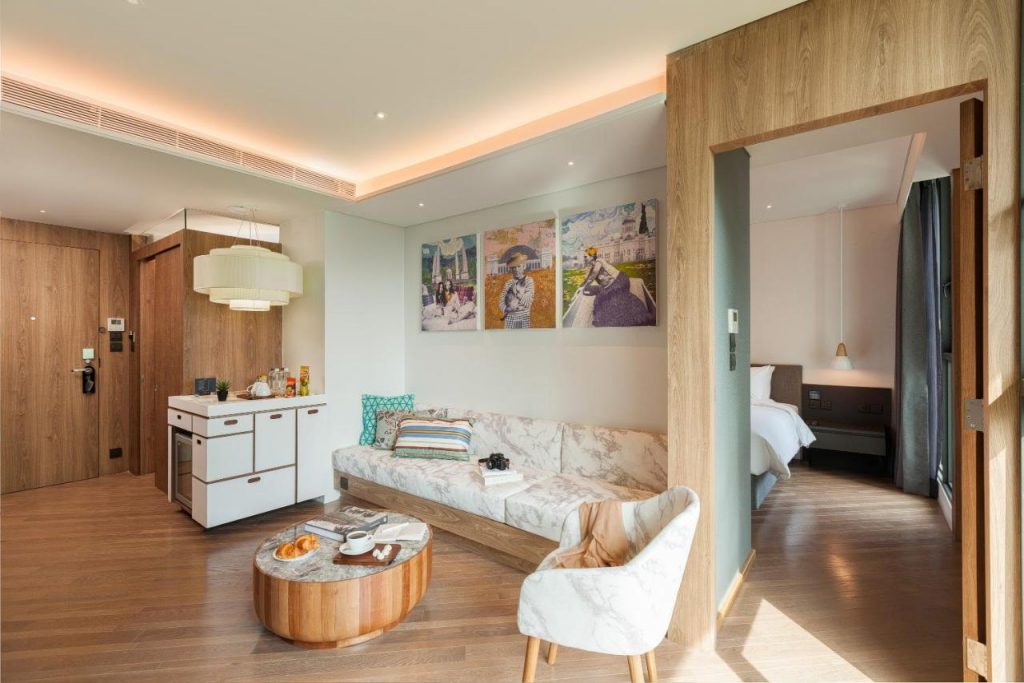 يقع Volve Hotel Bangkok في منطقة جيدة بالعاصمة بانكوك وعلى بعد 5 دقائق فقط سيرًا على الأقدام من محطة ثونغ لو بي تي إس وعلى مسافة بضع دقائق سيرًا على الأقدام من مراكز التسوق القريبة وأماكن تناول الطعام والبارات، ويقدم أماكن إقامة مريحة ومطلة على حديقة جميلة. ويتم تقديم الأطباق المحلية في المطعم في الموقع.  تحتوي جميع الغرف على تكييف هواء وتلفزيون بشاشة مسطحة مع قنوات فضائية وميني بار مختار بعناية. وتتميز بعض الوحدات بمنطقة جلوس لراحة الضيوف. وتشتمل المزايا الإضافية على غلاية كهربائية ومجفف شعر. ويشتمل الحمام الداخلي على لوازم استحمام مجانًا.  يتوفر موظفون ودودون على أتم الاستعداد دائمًا لتقديم النصائح للضيوف لاستكشاف مدينة بانكوك.  تقع محطة إكاماي للحافلات الشرقية ومركز إمبوريوم للتسوق على بعد 10 دقائق بالسيارة من مكان الإقامة. ويقع سوق دبليلو ديستريكتس على مسافة 12 دقيقة بالسيارة. ويُعد مطار سوفارنابومي الدولي أقرب المطارات من Volve Hotel Bangkok، حيث يقع على بعد 23 كم.