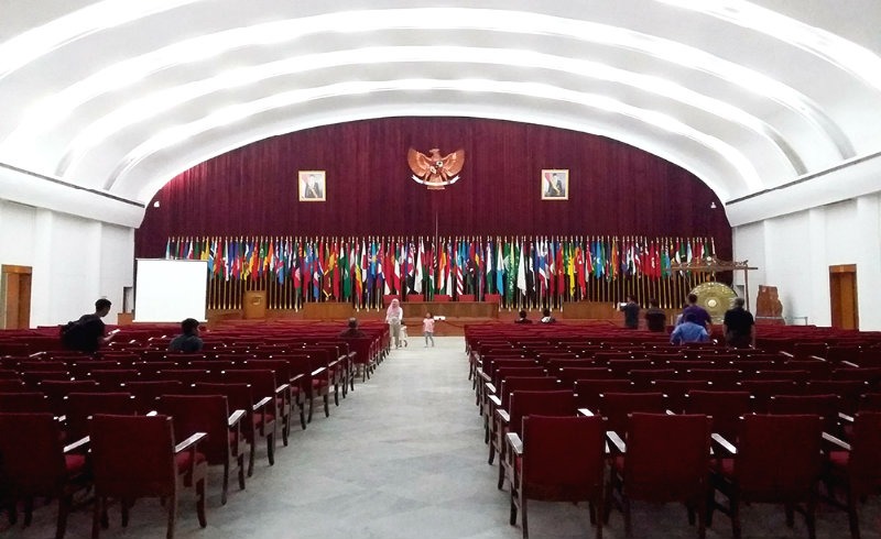 وهو واحد من الاماكن السياحية الهامة في باندونج، فقد تم إنشائه بهدف الحفاظ على المؤتمر الآسيوي الأفريقي مع فعالياته إلى الأبد، والذي تم انعقاده في باندونج في الفترة من 18 إلى 24 أبريل 1955، وهو يُعتبر حدثاً هاماً للغاية في تاريخ السياسة الخارجية الإندونيسية ومناسبة عظيمة للأمة وحكومة إندونيسيا.  وهو مؤتمر دولي هام تم انعقاده بعد عشر سنوات فقط من إعلان إندونيسيا استقلالها. ففي غضون فترة قصيرة، كان أهم شيء هو انتهاء المؤتمر بنجاح في صياغة التعاون المشترك بين الدول الأفريقية الآسيوية، وكذلك في إنشاء النظام العالمي والسلام العالمي، وبالتالي فهذا المتحف هو من معالم باندونج ذات الطابع الخاص سياسياً وسياحياً لدى الشعب الإندونيسي في المقام الأول.  يحتوي المتحف على غرفة عرض دائمة، تعرض مجموعات من القطع ثلاثية الأبعاد وصور وثائقية لاجتماع توجو، ومؤتمر كولومبو، والمؤتمر الآسيوي الأفريقي 1955، ومكتبة تحتوي على العديد من الكتب حول التاريخ، والسياسة، والثقافة للبلدان الأفريقية الآسيوية وغيرها؛ ووثائق المؤتمر الأسيوي الأفريقي ومؤتمراته الأولية، هذا بالإضافة إلى وجود غُرفة سمعية بصرية لعرض الأفلام الوثائقية عن المؤتمر الآسيوي الأفريقي والمؤتمرات التمهيدية، وغيره من الأفلام حول ثقافة الدول الآسيوية الأفريقية.