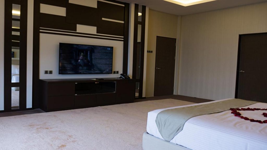 يقع Casuarina Pangkor على شاطئ البحر في بانكور، على بعد 1.5 كم من شاطئ كورال. ويحتوي المنتجع ذو النجمتين على مطعم وغرف مكيفة مع خدمة الواي فاي المجانية، وتشتمل كل غرفة على حمام خاص.  تحتوي جميع الغرف في المنتجع على مكتب وتلفزيون بشاشة مسطحة.  يمكن للضيوف في Casuarina Pangkor الاستمتاع بوجبة إفطار انتقائية.  يتوفر الموظفون في مكان الإقامة لتقديم التوجيهات في مكتب الاستقبال الذي يعمل على مدار 24 ساعة.  ويعتبر مطار السلطان أزلان شاه المطار الأقرب لـ Casuarina Pangkor حيث يقع على بعد 69 كم منه.