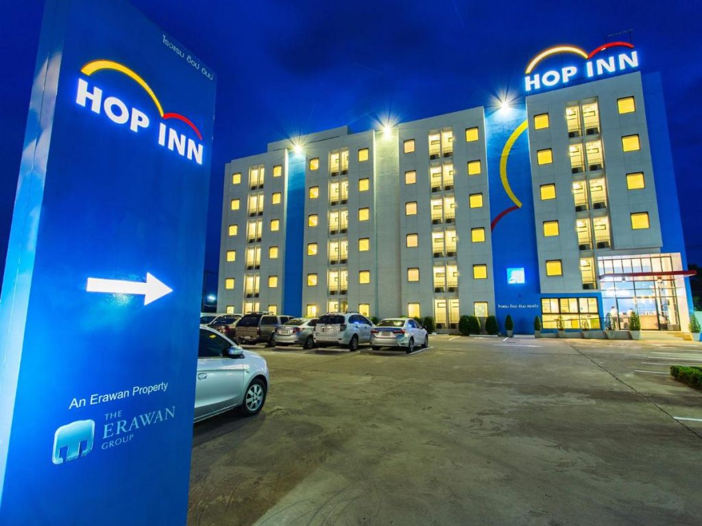 يقع Hop Inn Kanchanaburi على بعد 1.9 كم من متحف جيث الحربي، ويقدم أماكن إقامة مكيفة تطل على المدينة. يتمتع الضيوف بخدمة الواي فاي المجانية طوال فترة الإقامة.  تتمتع جميع الغرف بأثاث بسيط وبالكثير من الضوء الطبيعي، وهي مجهزة بتلفزيون بشاشة مسطحة مع قنوات الكابل وثلاجة وشرفة. وتحتوي الحمامات الداخلية على دُش ولوازم استحمام مجانية.  يوفر Hop Inn Kanchanaburi مكتب استقبال يعمل على مدار الـ 24 ساعةً لراحة الضيوف. كما تتوفر مساحة لوقوف السيارات مجاناً.  تشمل معالم الجذب المحلية المجاورة هيلفاير باس (1.9 كم) ومقبرة كانشانابوري الحربية (3.8 كم) وجسر نهر كواي (4.35 كم).  يمكن الوصول إلى منافذ تناول الطعام المحلية في حدود كيلومترين من مكان الإقامة.