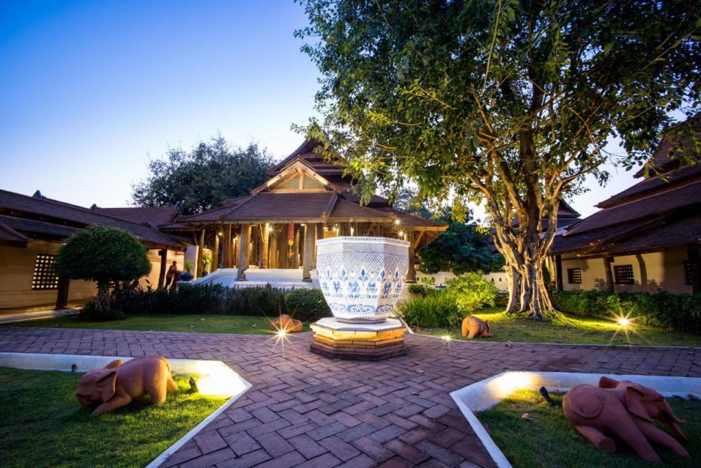 يقع Sibsan Luxury Hotel Rimping على بعد 15 دقيقة بالسيارة من وسط مدينة شيانغ ماي. يوفر هذا الفندق المصمم على طراز لانا غرف عصرية مع شرفة ومشغل دي في دي. ويحتوي الفندق على مسبح بمياه مالحة وسبا ومركز للياقة البدنية. وتتوفر خدمة الواي فاي المجانية في جميع أنحاء مكان الإقامة.  يقع الفندق بالقرب من مدينة Mae Rim ومناطق الجذب المحلية الأخرى، ويبعد مسافة 20 دقيقة بالسيارة عن مطار Chiang Mai. ويقع على بعد 12 كم من محطة شيانغ ماي للحافلات وعلى بعد 15 كم من محطة شيانغ ماي للسكك الحديدية.  تم تأثيث الغرف في فندق Sibsan Luxury Rimping بذوق مع ديكور لانا. وتحتوي جميع الغرف على تلفزيون وميني بار وصندوق ودائع آمن. كما تحتوي على غلاية كهربائية ونعال وأردية حمام. ويشتمل الحمام الداخلي على مرافق دُش.  يمكن ترتيب خدمة نقل مكوكية وخدمة غسيل الملابس في مكتب الاستقبال الذي يعمل على مدار الساعة. ويحتوي الفندق على مركز لرجال الأعمال ومواقف مجانية للسيارات في الموقع.