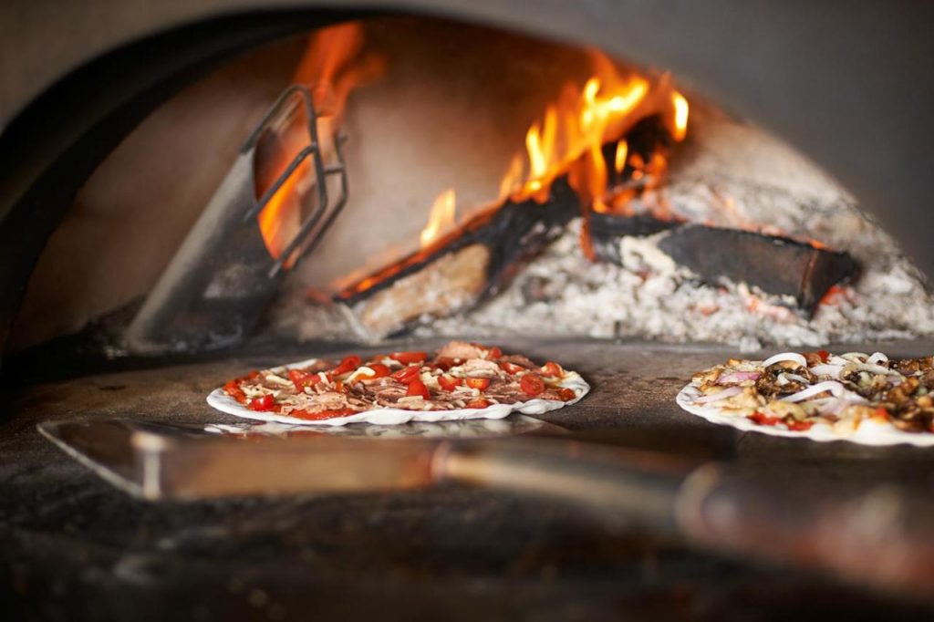 يقدم المطعم الخاص بالفندق الكثير من المأكولات ولكنه شهير جداً بالمأكولات الأمريكية.  يمكنك تناول الطعام الإيطالي اللذيذ في مطعم بيزيريا.  وسوف تجد المأكولات الآسيوية والعالمية في مطعم ذي سترز دينر.