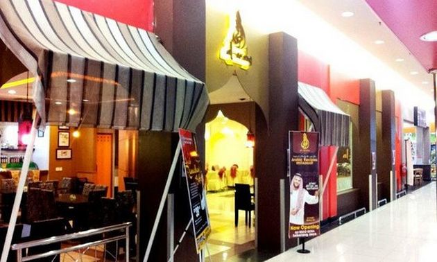 مطعم العربي من المطاعم العربية في بينانج التي تقدم العديد من الأطباق العربية الشهيرة، وكذلك العديد من أطباق المقبلات الباردة والساخنة، ويعد طبق الأزر مع اللحم من أطباق المطعم المميزة.