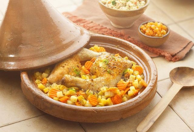 يُعد أشهر مطاعم عربية في بتايا ذو إطلالة رائعة على البحر، يتميزّه بتقديم العديد من المأكولات التابعة للمطابخ اللبنانية، فضلًا عن مجموعة من أنواع المُقبلات والحلويات شهية المذاق، يُعد طبق الدجاج المشوي، كباب اللحم والحمص أفضل الأطباق في المكان.