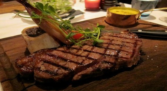 يشتهر مطعم Diver’s Inn Steakhouse and Restaurant بشرائح اللحم ، ويقدم لحم الخاصرة ، ولحم الخاصرة ، وعيون الضلع والضأن ، وجميعها مصدرها نيوزيلندا أو أستراليا. بالإضافة إلى شرائح اللحم ، تحتوي القائمة أيضًا على عدد من الأطباق التايلاندية والأوروبية ، والتي تتنوع من الكاري الأخضر واللحوم التايلاندية إلى اللازانيا وشنيتزل. القائمة تأتي بأربع لغات ، مجموعة مختارة تقدم شيئًا لكل الأذواق. يحتوي المطعم على مساحة تزيد عن الضعف منذ افتتاحه لأول مرة في عام 2000 ، ويتميز بتصميم داخلي مشرق مع طاولات خشبية ، بالإضافة إلى منطقة جلوس صغيرة في الفناء في الخارج.