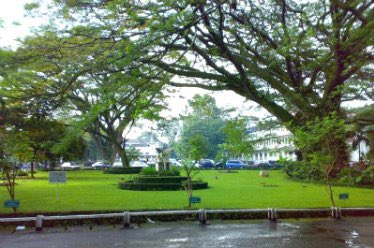 هي واحد من معالم باندونج الحيوية، فهي عبارة عن مُنتزه يستقبل الكثير من أطياف المُجتمع من عائلات وأزواج وشباب وفرق فنية، إذ يُمكنك التجول والاستمتاع بالهدوء بداخلها، أو الجلوس في مكان ما للقراءة أو لتناول شيئاً، والاستمتاع بأصوات تدفق المياه من حولك ورؤية المساحات الخضراء وتنفس الهواء النقي.  أما إذا كنت من هواة أحد الفنون وترغب في اصطحاب اصدقاؤك لمكان مُناسب لمُمارسته، فلا تتردد في الذهاب إليها، كما انها تحتوي على القليل من عوامل الجذب للأطفال مما يُساعدك على اصطحابهم في نُزهه لطيفة.