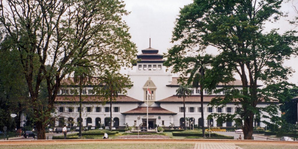 “Gedung Sate“ هو اللقب الذي يترجم من الإندونيسية إلى العربية بـ “بناء الساتيه”، والذي يرمُز إلى  شكل القمة المركزية للمبنى، والتي تشبه بدورها شكل أحد الأطباق التقليدية الإندونيسية التي تسمى بـ “ساتيه”، وهو من بين أشهر المعالم التي تجذب الزوار إلى السياحة في إندونيسيا، فهو يُعبر حقاً عن العمارة الهندية الأوروبية، كما يدمج المبنى عناصر كلاسيكية جديدة مع خصائص التصميم الإندونيسي التقليدي، هذا بالإضافة إلى وجود بعض الحدائق الجاذبة للزوار من مُختلف الأنحاء لالتقاط الصور بها والتنزه داخلُها.