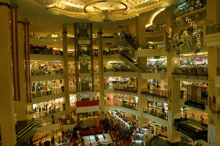 لا يمكنك السفر الى جاكارتا دون المرور على هذا المول المذهل في كل تفاصيله. يعد مول جراند إندونيسيا من أفخم وأهم المولات داخل العاصمة الإندونيسية، فيكفي فقط أن تشاهد تصميمه المعماري الفريد، الذي سيجبرك على إخراج كاميرتك؛ للالتقاط أجمل الصور التذكارية.  أما داخل مول جراند إندونيسيا ستجد مئات المتاجر، التي تقدم أفخم الماركات العالمية، جنباً إلى جنب مع عشرات المطاعم والكافيهات العالمية، التي تمتاز بتصميماتها الراقية، وصالة سينما، وصالة أخرى للألعاب. مول جراند إندونيسيا سيمنحك أجواء ممتعة خلال رحلة التسوق داخلها، فاستمتع بكل لحظة وأنت تتجول داخل أروقته.