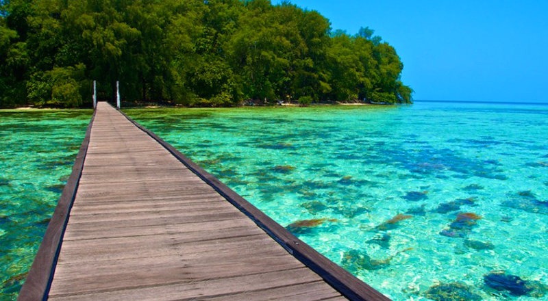 تعتبر جزر الألف الاندونيسية من أروع الأماكن الطبيعية التي قد تقع عليها عينيك يوماً، جمال، وسحر، وطبيعة بكر؛ ستأسرك منذ الوهلة الأولى، فهي عبارة عن مجموعة من الجزر المتشابكة مع بعضها حيناً والمنفصلة عن بعضها حيناً آخر، بعضها مقام عليها الكثير من المرافق السياحية، كالفنادق والمنتجعات متكاملة الخدمات، والبعض الآخر لم يمسها البشر، وتمتاز بطبيعتها البكر. التنقل بين جزر الألف الاندونيسية يكون عن طريق القوارب التي تأخذ في رحلات بحرية بين الجزر؛ للتمتع بطبيعتها وشواطئها ومياهها الفيروزية.