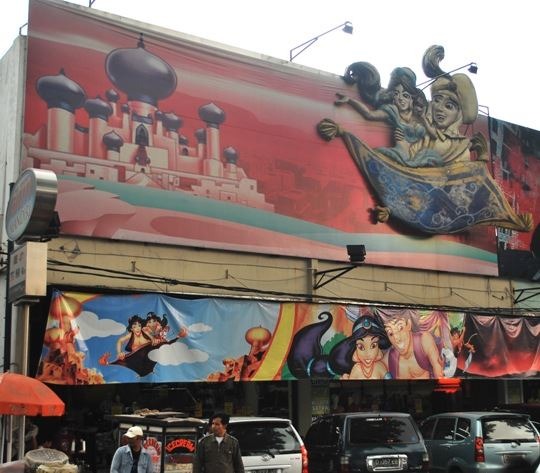 تحتوي هذه المدينة على الكثير من المناطق السياحية الهامة و التي بدورها تعتبر من أفضل المعالم الموجودة في دولة اندونيسيا و ذلك لكونها مليئة بالأسواق و الأماكن السياحية المختلفة , فإن مدينة باندونج تحتوي على أكبر مجموعة رائعة و مختلفة من مراكز التسوق المختلفة حيث أنها قد صممت لتكون أكثر المدن التي يمكن أن يستمتع بها جميع السائحين بمختلف الأذواق و مختلف المستويات و الطبقات , و من الجدير بالذكر أن سوق جينز هو يعتبر من أفضل الأسواق العالمية التي يمكن أن تزوره في دولة اندونيسيا و في منطقة جنوب شرق قارة أسيا بأكملها .