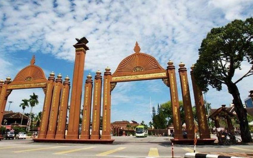 تقع كلنتان علي ارتفاع عالي من علي سفوح جونونج Korbu ، والتي تعد ثاني أعلى قمة في شبه جزيرة ماليزيا ، ويتدفق نهر Nengiri في الشرق ، ونهر Lebir الذي يجري في براري تامان نيجارا بالحديقة الوطنية ، حيث يتجه شمالا ويصب في مياه ضحلة في بحر الصين الجنوبي ، ومن كوالا كراي تنحدر التيارات الملتصقة لتكون نهر كيلانتان ، وهو عباره عن تيار من الطين الملون الواسع الذي يسيطر على السهول الساحلية الخصبة ويعرف جغرافياً بمنطقة وادي نهر كيلانتان ، وهي خصبة لزراعة الأرز ، وغنية بالمطاط والفواكه الاستوائية .