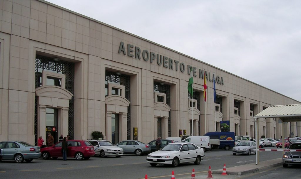 مطار ملقا الدولي ماليزيا يعتبر مطار مالقا كوستا ديل سول , رابع أكبر المطارات في إسبانيا إذا تبلغ مساحته أكثر من 144 ألف متر مربّع .  و فيه أربع محطّات وصول (ترمنال) إضافة إلى محطة خاصة بالشحن , المطار نشيط جدا و يغطي العديد من النقاط ،  حيث تربط رحلاته بين أكثر من 60 دولة حول العالم,  و تبلغ كثافة الحركة فيه ذروتها في فصل الصيّف و تصل سنويا إلى أكثر من 141 ألف رحلة،   و ينتقل عبره سنويا أكثر من 19 مليون مسافر .