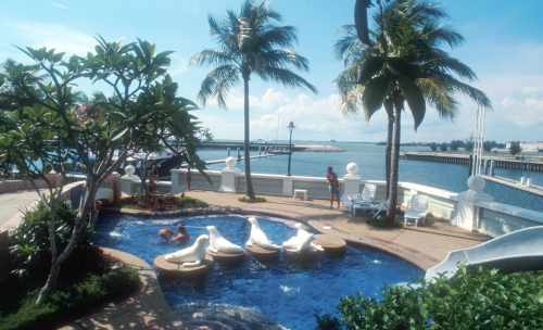 تقع ولاية نجري سيمبيلان على الطريق السريع إلى الجنوب وتعد هذه الولاية من الولايات المحافظة على الطراز المعماري المالاوي والمباني التراثية القديمة، وعاصمة الولاية مدينة سيرمبان التي تمزج الماضي بالحاضر، حيث تمزج الفن المعماري القديم بالفن المعاصر. يعود الفن المعماري في مينغانغ كاباو بأسقفه المميزة على شكل قرون والتي يعود تاريخها إلى القرن السابع عشر الميلادي في سومطرة،حيث تبدو واضحة ومسيطرة في سيرمبان العاصمة.