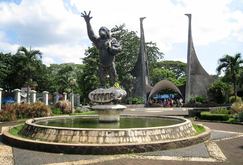 تبعد حديقة الحيوانات راجونان حوالي 20 كم عن وسط مدينة جاكارتا ويمكن الوصول إليها عن طريق سيارات الأجرة أو حافلات ترانس جاكارتا.  تعد حديقة الحيوانات راجونان من أهم الاماكن السياحية في جاكرتا للعوائل؛ لما تقدمه للأطفال من أنشطة ممتعة، أبرزها مشاهدة الحيوانات والتفاعل معها، كما تحتوي الحديقة على العديد من المرافق الخاصة بهم أبرزها حديقة حيوان مصغرة للأطفال، وملاعب، وبحيرة للقوارب، ونوافير راقصة، ومجسمات رائعة للحيوانات.  حديقة الحيوانات راجونان هي في حقيقة الأمر، تضم حديقة حيوانات تجمع ما بين أكثر ما بين 2000 حيوان، وحديقة نباتات تمتاز بتنوعها البيولوجي المذهل. ستجد داخل الحديقة العديد من الحيوانات المهددة بالانقراض، وأعداد من الطيور، وكذلك أحواض مائية، تحتوي على الكثير من الكائنات البحرية، والأسماك الملونة.