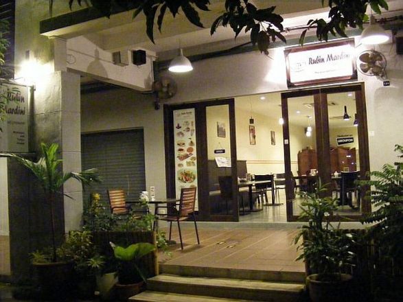 مطعم روبن مارديني أحد مطاعم بينانج الحلال المميزة، والتي تقدم العديد من الاطباق التابعة للمطبخ التركي الشهير، وكذلك العديد من أطباق الحلويات التركية المعروفة، ويعد طبق الكباب من أفضل الاطباق التي يقدمها المطعم.