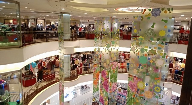 يستطيع الباحثون عن مولات في كوالالمبور مُعايشة الأجواء الفريدة للتسوّق والمتعة عند زيارتهم مول سوجو كوالالمبور ، ففي ظل توافُر المتاجر المتنوّعة والأنشطة المسليّة، تغدو رحلة التسوّق في هذا المول فريدة تماماً.