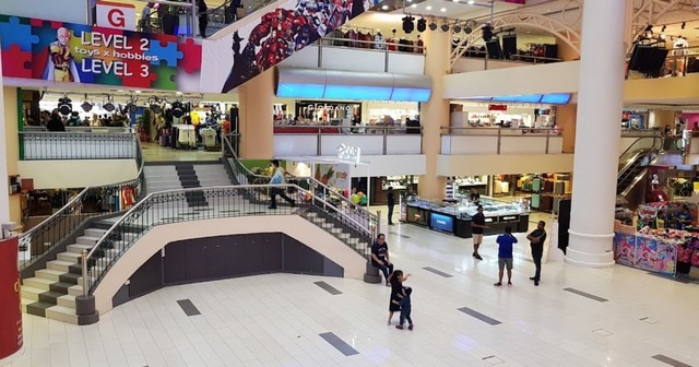 تُناسب زيارة سونغي وانغ بلازا مول كل عُشاق والباحثين عن مولات في كوالالمبور بشكل عام، وهو أيضاً عنوان للرُقي حيث يجد فيه الضيوف كل ما يرغبون في شراؤه، فبداخله تشكيلة متنوّعة من المحلات، من ضمنها متاجر الملابس والأحذية والسوبر ماركت.