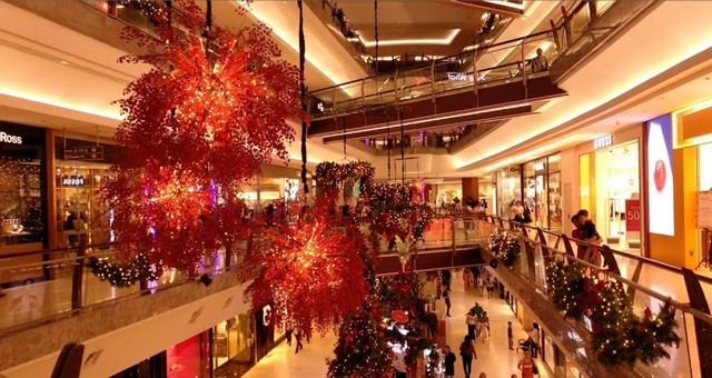 زيارة ذا جاردنز مول من الزيارات والأنشطة التي ننصح بها باعتباره واحداً من افضل مولات كوالالمبور فبالنسبة للمتاجر التي يفتخر بها هذا المول، سوف تستمتع بالتجوّل بين متاجر الملابس المتنوّعة ومتاجر الأحذية الرائعة وبمقدورك أيضاً التبضُّع من السوبر ماركت الموجود بداخل المول.