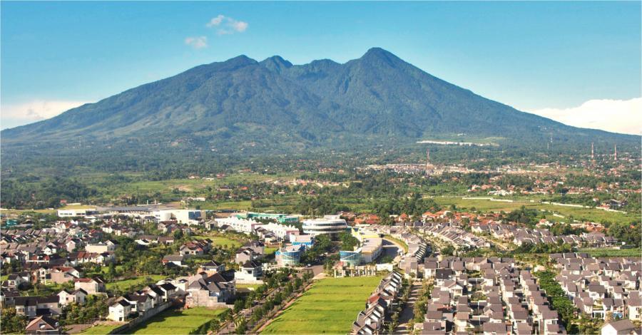 إن كنت لا تُفضل حياة المدن المُزدحمة والصاخبة ونظمت رحلتك من أجل السياحة في إندونيسيا بحثًا عن الهدوء والاستجمام فإن بوجور خيارًا مثاليًا مُميّزًا عن غيرها من مدن إندونيسيا إذ تُعد المدينة الجميلة الهادئة التي تنضم لمُقاطعة جاوة نموذجًا مُصغّرًا من العاصمة جاكرتا ولكن على نحو أكثر هدوءً وعُزلة بفضل بُعدها عن أعين السياح برغم جمالها الساحر ومُناخها البارد اللطيف الذي قد يختلف قليلًا عن مُناخ إندونيسيا الاستوائي.  وتبعد بوكور نحو ساعة بالقطار عن العاصمة الإندونيسية جاكرتا، في حين تقع على خط واحد مع مدينتي بونشاك وسيانجور الجبليتين، وهي وجهة مثالية لرحلات اليوم الواحد.