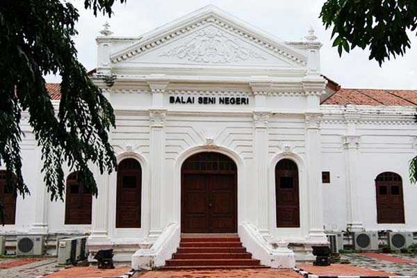 هي عبارة عن قاعة قديمة تضم الآلات العزف الخاصة بالأوركسترا الملكي، ولا تُسخدم هذه الآلات في القاعة الآن إلا في الحفلات والمناسبات التقليدية حفلات الزفاف والجنازات، ويتم عزف المقطوعات التقليدية القديمة فقط.