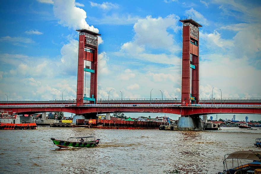 لا نبالغ عندما نقول أن جسر امبيرا هو أيقونة باليمبانج الحديثة دون منازع، فمدينة باليمبانج هي مدينة تتدفق داخلها الأنهار، فتشعر أنها عائمة على الماء؛ وذلك قد يكون السبب في إطلاق لقب “فينيسيا الشرق” عليها، ويأتي دور جسر امبيرا في الربط بين جانبي مدينة فلمبان، والذي تم افتتاحه للجمهور عام 1965م، حيث بني على نهر ميوس، بطول 177م.  التنزه والوقوف على جسر امبيرا سيكون من أجمل التجارب التي ستخوضها عند زيارتك لمدينة فلمبان؛ حيث ستستمتع بأجمل منظر لغروب الشمس، بالإضافة إلى مشاهدة المراكب العائمة، ومنظر المنازل والمعالم التاريخية المتراصة جنباً إلى جنب، في منظر ولا أروع. أما في حالة رغبت في تناول وجبة محلية شهية؛ يمكنك التوجه إلى السوق الموجود على يسار جسر امبيرا والذي يبعد عنه حوالي 50 م.