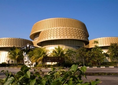 وبها جزيرة لنكاوي، و جزيرة بيراس بساه، ومتحف بادي، و متحف وادي بوكانغ الأثري، ومسجد زاهر، وموقع تراث سونغاي باتو،  ومسقط رأس مهاتير، وهناك أيضاً مركز أولو ليغونغ هوت سبرينغ، وخليج داتاي، ونهر كيليم، وبحيرة دايانغ بنتينغ، وحديقة بولاو بايار البحرية، وتلفريك لانكاوي.