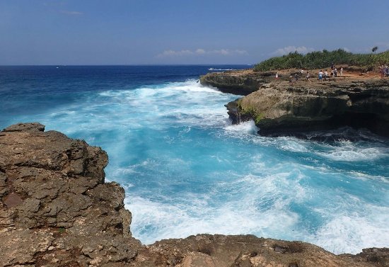 هي واحدة من أجمل المناطق السياحية في بالي بل ومن أهم معالم جذب السياحة في إندونيسيا، وتقع في أقصى جنوب جزيرة ليمبونجان بالقرب من شاطئ الأحلام ببالي. هي عبارة عن شاطئ صخري صغير يُمثّل ارتطام المياه بصخوره التي تُحيطه من كل جانب مع النباتات الخضراء في منظر مهيب لا يجب أن تُفوّته خلال جولات السياحة في بالي. وتُعد منطقة دموع الشيطان موقع مثالي للجولات ورحلات السفاري الشاطئية باستخدام الدراجات النارية أو السيارات، مع التقاط أروع الصور التذكارية المُوثّقة للرحلة.