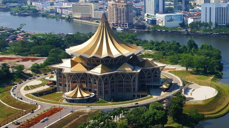 تاريخ ولاية سرواك حافل بالبطولة والشاعرية و القرصنة والتمرد. وخضعت الولاية لحكم الملوك البيض عندما نصب سلطان بر وناي "جيمس بروك" المغامر  الإنجليزي حاكما للولاية عام 1841م لمكافأته على مساعدته في إخماد إحدى الثورات. قسمت سرواك إداريا إلى تسع مقاطعات.   كوتشينج عاصمة الولاية والتي تقع على ضفة نهر سرواك على بعد 32 كيلومتراً من البحر. يظهر التأثير البريطاني في عمارة بعض المباني الحكومية.