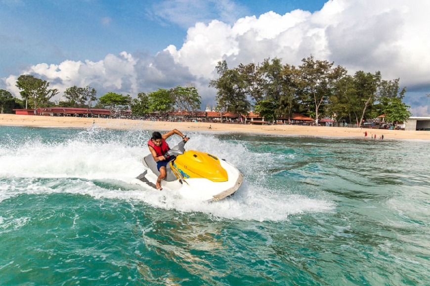 يعد هذا الشاطئ من أبرز المعالم السياحية في منطقة ديسارو، يأتي إليه الألاف كل العام لتمتع بالعديد من الأنشطة الترفيهية الممتعة التي يقدمها.  فهو موطن رائع للتمتع بالسباحة والاستمتاع بالغوص في داخلة، ورؤية الأعشاب المرجانية الجميلة والأسماك الملونة التي تسكن القاع.  ويمكنكم أيضاً الاستمتاع بركوب القوارب والذهاب لرؤية الجزر القريبة من الشاطئ، ولا تنسوا تجربة الصيد وسط هذه المياه النقية.   كما أنه أيضاً موطن رائع للتنزه وسط أشجار الكازوارينا، التي تزين أطراف الشاطئ.  وبالقرب من الشاطئ ستجدون  العديد من المطاعم الجميلة التي يمكنكم فيها الاستمتاع بوجبه لذيذة من المطبخ المحلى الماليزي.  وبعد الانتهاء من الشاطئ ستجدون بالقرب منه متحف قرية الصيد، الذى يحتوى على العديد من معدات الصيد المتنوعة، كالشباك، والصنارات، وكيف كانت تطورات مراحل الصيد منذ القدم حتى الأن.