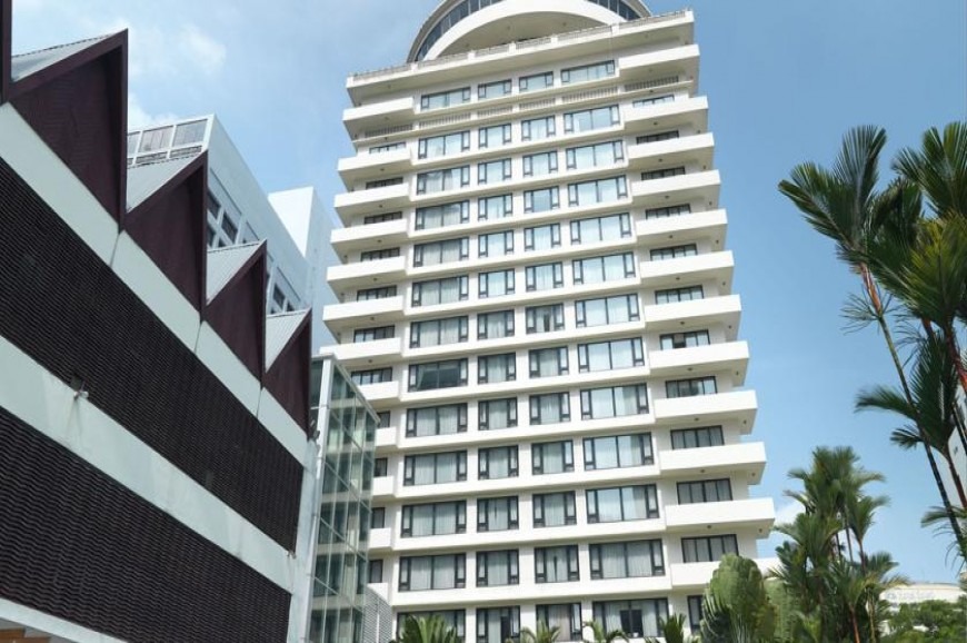 موقع فندق ذا فيدرال كوالالمبور يبتعد هذا الفندق الفخم عن لو يات بلازا 100 متر فقط، كما يفصله عن برجايا تايمز سكوير حوالي 200 متر، وهو يبتعد عن سونغي وانغ بلزا 200 متر أيضا، أما منتزه برجايا تايمز سكوير كوالالمبور فيقع على بُعد 300 متر تقريبا من الفندق، كما يبعد عن مركز التسوق الشهير فهرنهايت 88 أقل من 550 متر.  