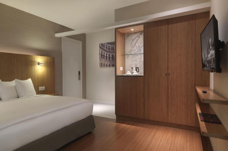 الغُرف المُتاحة غُرفة سوبيريور مُزدوّجة أو توأم.  غُرفة ميرديكا مُزدوّجة أو توأم.  غُرفة استوديو مُزدوّجة ديلوكس.  غُرفة ديلوكس عائلية مُطلة على المسبح (4 أشخاص بالغين).