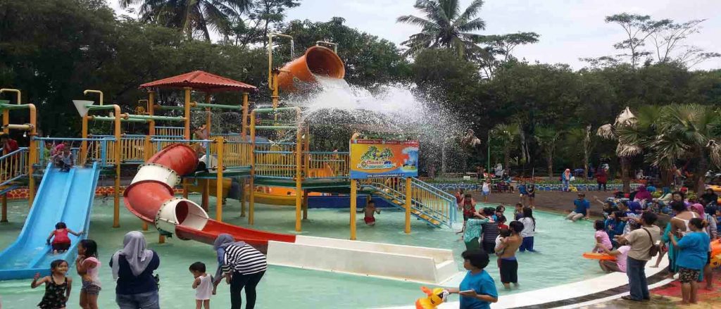 لو كنت تفكر في السفر الى بونشاك بحثاً عن المرح والبهجة بصحبة عائلتك؛ عليك بالتوجه على الفور إلى حديقة العطلات تامان ماتاهاري التي تعد من أفضل المناطق السياحية في بونشاك للعوائل. ستجد داخل الحديقة العديد من الألعاب الكهربائية للأطفال، وكذلك مجموعة متميزة من الألعاب المائية المتمثلة في الزحاليق المائية، وبركة أمواج.