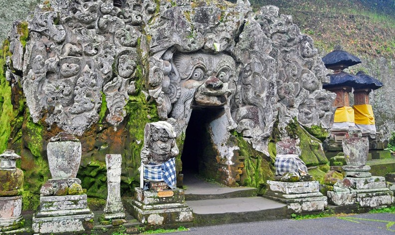 من معالم إندونيسيا المُوصى بمشاهدتها أثناء السياحة في بالي، لما تُجسّده من تحفة فنية إبداعية وتآلف بين اثنين من أهم الديانات في المجتمع الإندونيسي بعد الديانة الرسمية وهما الهندوسية والبوذية؛ حيث يضم معبد غوا غاجا أو كهف الفيل منحوتات يرجع عهدها للقرن 11 تُجسّد أهم الشخصيات المؤثرة في تراث الديانتين. ولعل أهم ما يشتهر به كهف الفيل تلك المنحوتات ذات التصميم الدقيق والزخارف الفريدة والتي تبدو في هيئتها وكأنها تُمثّل الشياطين.