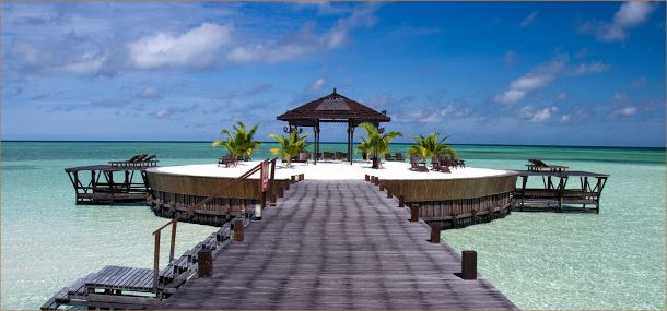 جزيرة كابا لاي تتميز بأنها تحتوي على مجموعة مختلفة من المنشآت العصرية حيث أنها تتسم بطابع معماري مميز و فنون هندسية معمارية مبتكرة في تصاميم البناء و التشييد و التي تجعلها مختلفة عن باقي الجزر التي توجد من حولها حيث أن هذه المنشآت تتسم بجمالها إلى جانب قوتها المتينة و التي من الصعب هدمها , كل هذا إلى جانب منظرها الرائع و تصميمها الأنيق و الذي يجذب جميع السائحين للإقامة على متن الجزيرة و التقاط العديد من الصور التذكارية و العصرية بجانب هذه المنشآت المختلفة ذات التصميمات العصرية الرائعة .