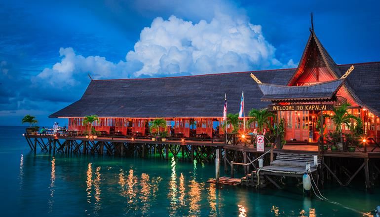 و من أهم الأنشطة المميزة و الرائعة و التي يمكن القيام بها في هذه الجزيرة هو الاستمتاع بممارسة العديد من الرياضات المختلفة و التي منها رياضة الغوص و الغطس و مشاهدة العديد من الشعاب المرجانية المختلفة و التي تتمتع بألوانها الزاهية و الرائعة و التي لها هيئة و طبيعة مختلفة أيضا , كل هذا إلى جانب أنه يمكن أيضا التمتع بمشاهدة العديد من أنواع الأسماك المختلفة و التي منها الملونة و الخلابة و التي يوجد جزء منها يسكن بداخل الشعاب المرجانية , كل هذا بالإضافة إلى أنه يمكن أيضا ممارسة العديد من الأنشطة الأخرى و التي من أهمها صيد الأسماك و لكن من الجدير بالذكر أيضا أنه من الصعب القيام بصيد الأسماك أو النزول في رحلات الغوص و الغطس في مياه الجزيرة و ذلك في أوقات التيارات الموسمية .