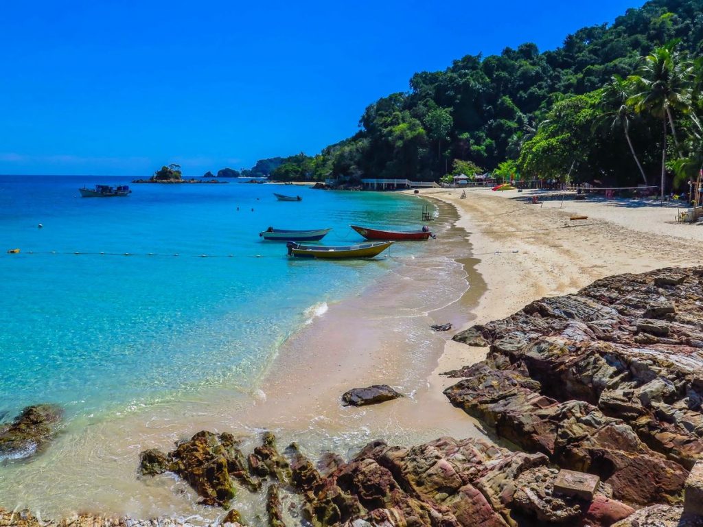 هناك رحلات يومية تديرها الخطوط الجوية الماليزية و إراسيا من مطار كوالالمبور الدولي إلى كوالا تيرينجانو، ومن هنا يمكنك أن تأخذ حافلة عامة أو سيارة أجرة إلى بلدة ساحلية صغيرة تعرف باسم مارانغ التي تتصل بوجهتك عن طريق العبارات.