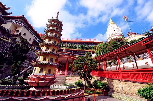 يقف أكبر معبد بوذي في ماليزيا على قمة التل، على مساحة 10 فدادين 