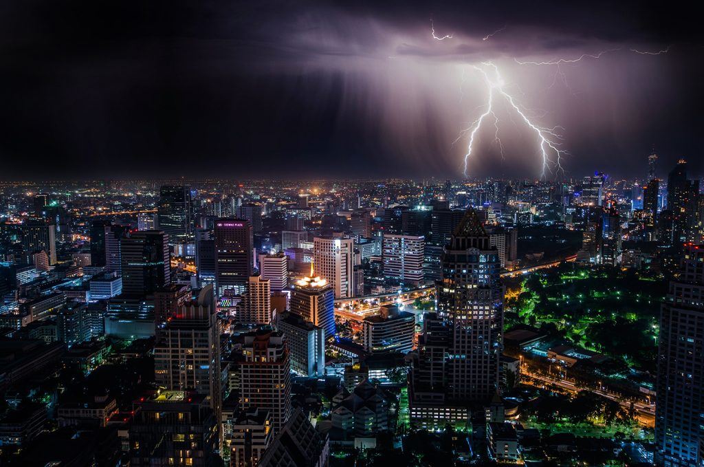 الأجواء بشكل عام في ماليزيا كلها استوائية رطبة، وكذلك مدينة كوالالمبور ترها هي الأخرى لديها جزء من هذه الأجواء، حيث أن مناخها رطب بعض الشيء في ساعات النهار الاولى ومعتدل ليلا.  وتتراوح درجة حرارتها طوال العام فيما بين 22 درجة مئوية إلى 32 درجة مئوية، لذا هطول الأمطار طوال العام في مدينة كوالالمبور الماليزية، ولكن لا يعنى ذلك بأن الأجواء هناك غير مناسبة، بل على العكس تماماً فبالرغم من هطول الأمطار تجد الطقس دائماً ما يتمتع بالدفيء.