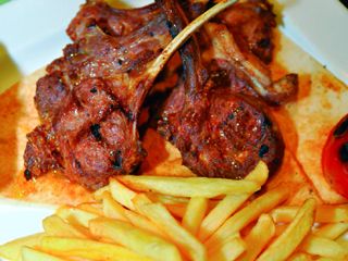 مطعم الشرق الاوسط يعتبر احد ابرز مطاعم عربية في ماليزيا كوالالمبور ، يقع المطعم في وسط شارع بوكيت بينتانج بجانب مطعم كنتاكي للوجبات السريعة. يدير المطعم العرب ويقدم قائمة بأشهى المأكولات العربية. يتميز مطعم الشرق الاوسط بتوفيره امكانية ارسال الطلبات الى الفنادق في كوالالمبور كما ان الاسعار لديه تعتبر معقولة الى حد بعيد.