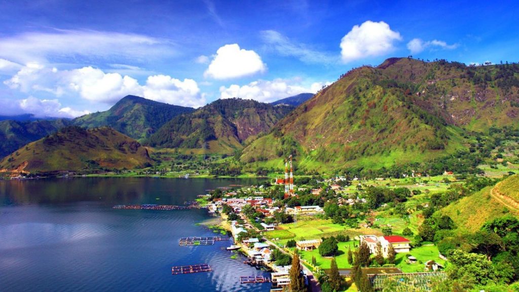 عند وصولك إلى بحيرة توبا فأنت على موعد مع واحد من أجمل اماكن سياحية في سومطرة على الإطلاق. ستجد في بحيرة توبا روائع الطبيعة تتشكل أمامك، من مناظر طبيعية خلابة، وتكوينات جيولوجية مذهلة، بالإضافة إلى التنوع الثقافي المذهل المحيط بالمكان.  بحيرة توبا هي أكبر بحيرة بركانية في العالم، حيث تشكلت نتيجة لأحدى الانفجارات البركانية الحادثة منذ أكثر من 70 ألف سنة، وتمتد بطول يبلغ حوالي 100 كم طول، و30 كم عرض.  سوف تجعلك بحيرة توبا تزور بحيرة، داخل جزيرة، داخل بحيرة، داخل الجزيرة الأكبر وهي سومطرة! كيف سيحدث ذلك؟ داخل بحيرة توبا توجد جزيرة ساموسر، هي في حد ذاتها تحتوي على بحيرتين. يوجد على سواحل بحيرة توبا العديد من القرى المميزة، والتي تحتوي على العديد من الأماكن السياحية والترفيهية، فضلاً عن الأماكن الطبيعية الخلابة المحيطة بها.