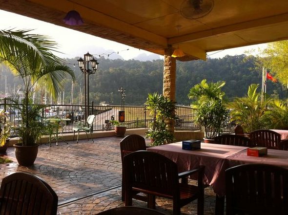 إن مطعم السلطان لنكاوي Sultan Langkawi Restaurant في دولة ماليزيا السياحية ضمن قارة آسيا هو واحد من أشهر مطاعم لنكاوي التي تقدم لكم مجموعة واسعة وكبيرة من الأطباق التابعة لأشهر المطابخ الشرقية و الغربية، بالإضافة كذلك للأطباق العربية من المطبخ اللبناني و الخليجي وكذلك من المطبخ الهندي الشهير.  إذ يقع مطعم سلطان في لنكاوي في وسط جزيرة لنكاوي ضمن منطقة بيردانا كواي التي تعتبر من أجمل المناطق السياحية في لنكاوي .  كما إن مطعم السلطان في لنكاوى هو أحد أبرز المطاعم النموذجية التي يقصدها فئة كبيرة جداً من الزوار الباحثين عن أشهى الأطباق العربية والهندية الحلال.