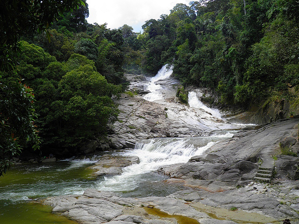 أسفل الطريق الى بنتونج، ستجد هناك مكان من أفضل أماكن السياحة في باهانج مناسب للأصدقاء والعائلة والأطفال وللراحة، وهو شلال شامانج، فعندما تصل إلى هذا المكان ستندهش من هذا المشهد الرائع وتتساءل لماذا لم تأتي إلى هذا المكان من قبل.  يبلغ ارتفاع شلال شامانج الذي يعتبر من معالم باهانج بضع أقدام قليلة، والتي عندما تراها، ستشعر بمدى قوة هذا التيار، وسترغب في إخراج الكاميرا بسرعة والتقاط بعض الصور له، كما أنه هناك عدد من الأكواخ التي يمكنك استئجارها لوضع الأشياء الخاصة بك والتنزه حول منطقة الشلال، ولكن احترس من الصخور تحت الشلال فهي زلقة وحادّة.