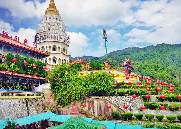 جزيرة تحمل نفس اسم الولاية التي تقع بها والموجودة في شمال البر الرئيسي للبلاد، وتعتبر من أكثر الوجهات شهرة بعد العاصمة كوالالمبور، عاصمة الجزيرة هي جورج تاون وهي مدينة مدرجة ضمن التراث العالمي لليونيسكو، كما تأخذك بينانج ضمن العديد من الشواطئ والمعالم الطبيعية الرائعة.