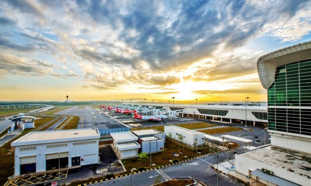 ويعد مطار KLIA 2 - اير أسيا، واحد من المطارات المميزة الواقعة في أسيا، وهو يبعد مسافة أمتار قليلة عن مطار كوالالمبور الدولي، وفية ستجدون نفس الاهتمام والراحة التي تجدونها في مطار كوالالمبور الدولي.  والمطار هو مطار اقتصادي يناسب كافة الميزانيات مهما اختلفت، لذا سيوفر لكم سفر مريح وأمن مع تكلفة اقتصادية رخيصة نسبياً.  وفي التقرير التالي سنتعرف على مطار KLIA 2 - اير أسيا، وما يقدمه من مميزات لمستخدميه.  