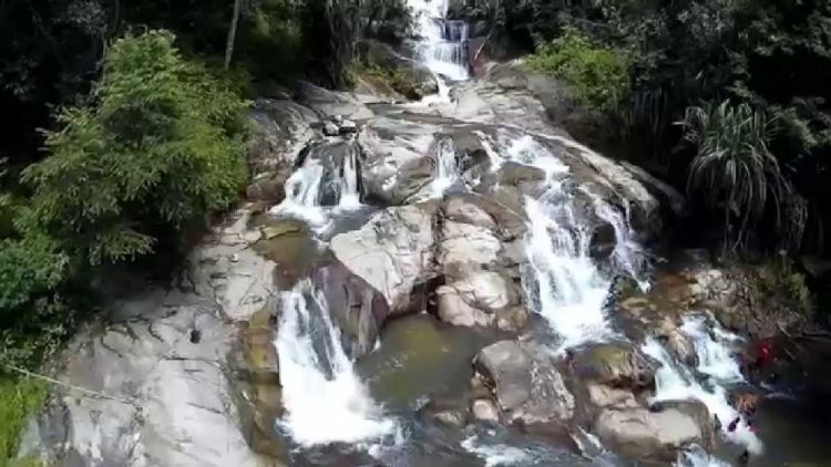 شلالات كوتا تينجي جوهور ماليزيا تقع شلالات كوتا تينجي عند سفح جبل مونتاهاك، وتتساقط مياه هذه الشلالات على مسافة 34 مترًا من الجبل. إن جمال الطبيعة الأخاذ في هذه المنطقة يبعث على البهجة والانتعاش كما يجعلك بمنأى عن صخب المدينة وضجيجها، فضلاً عن أن النهر بمياهه الباردة يعد مكانًا مثاليًّا للسباحة وبقعة رائعة للانطلاق في نزهات ترفيهية.إنه حقًّا مكان مثالي لعشاق الطبيعة الذين اعتادوا على استكشاف الطيور والحشرات العديدة بالمناطق المحيطة. أما الراغبون في قضاء ليلة في هذا المكان الساحر الأخاذ فيمكنهم الإقامة في منتجع شلالات كوتا تينجي.